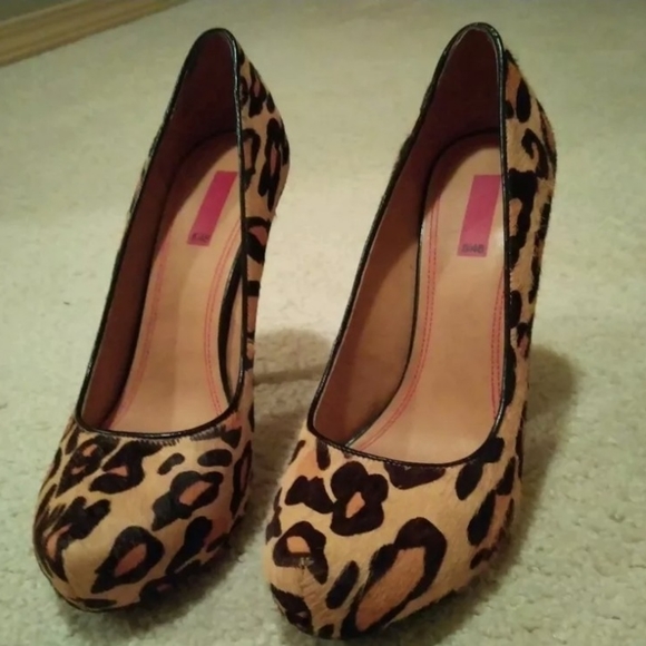 5 / 48 Saks Brand Fierce Leopard Print Lilla Pumps - Picture 1 of 7